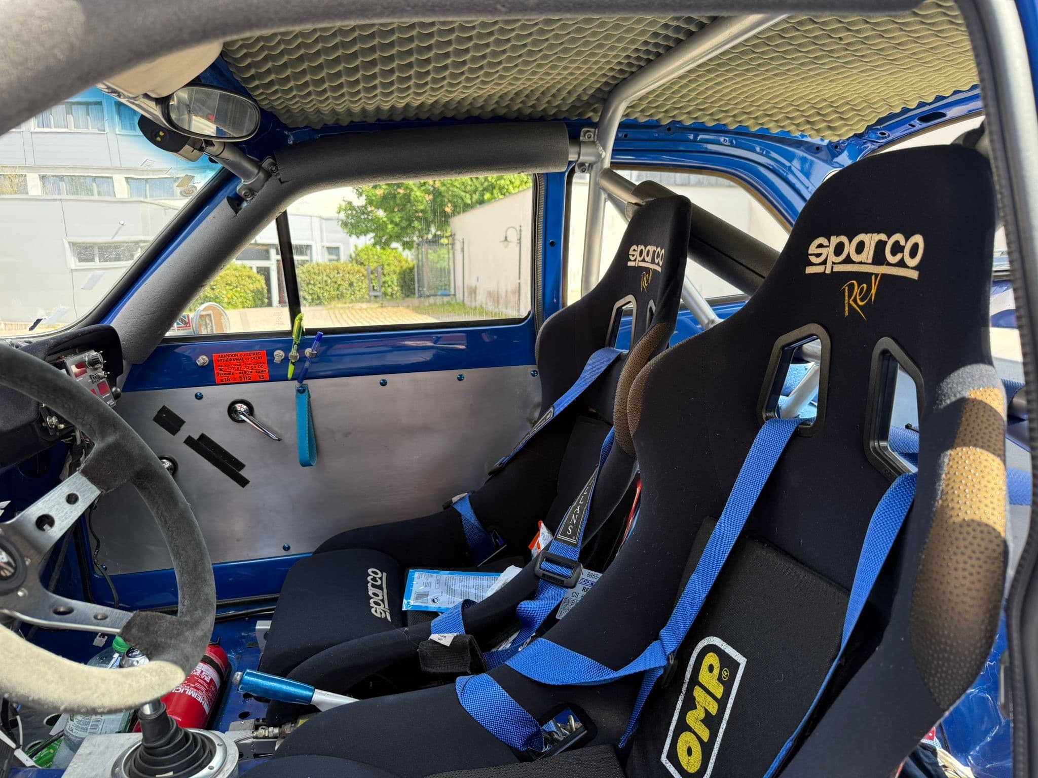 Innenraum eines Rallyewagens mit Schalensitzen, Hosenträgergurten und Überrollkäfig